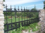 Kovaný plot s černou kovářskou barvou
